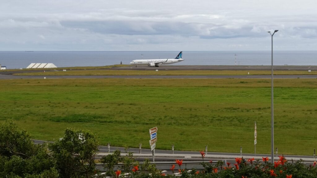 Letiště Ponta Delgada a letadlo na přistávací dráze