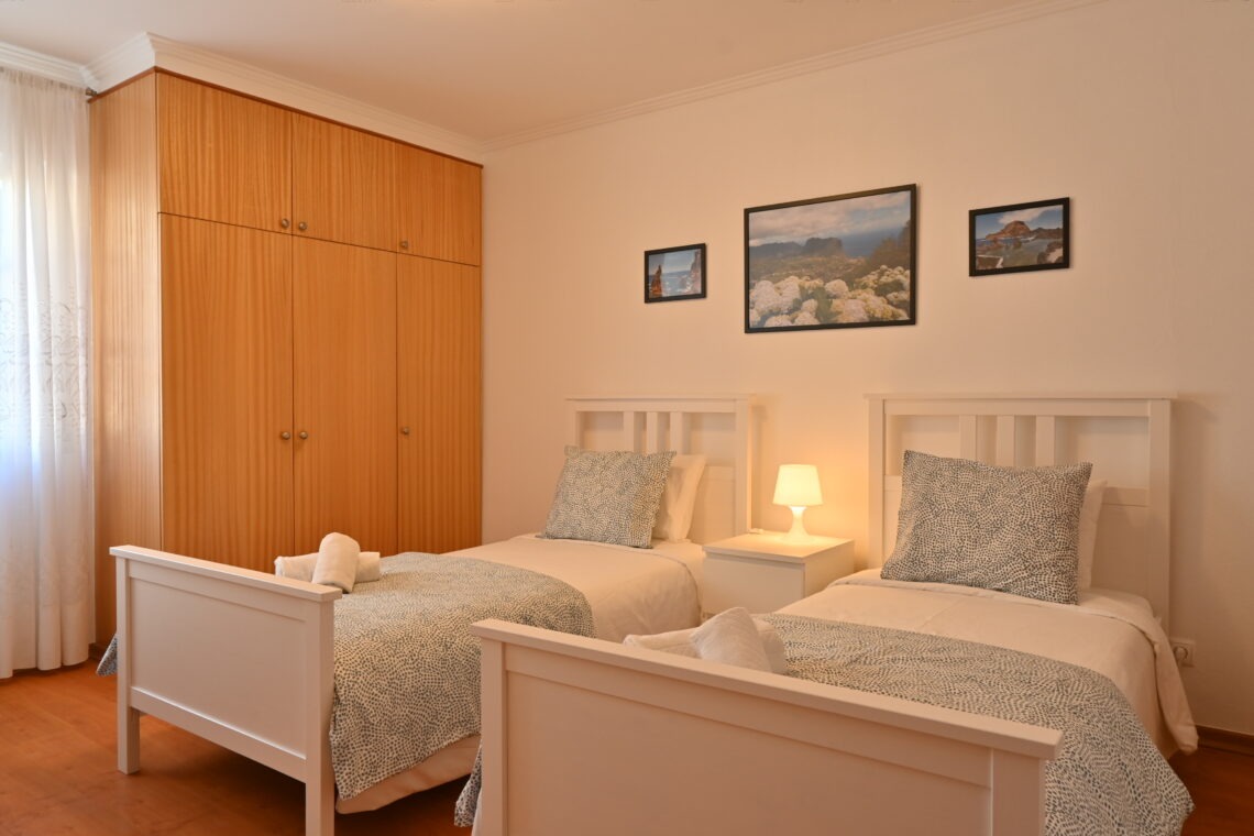 Ložnice s dvěmi jednolůžkovými postelemi a vestavnou skříní