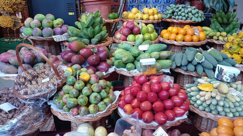 Tržnice na ostrově Madeira, kde je rajčenka, mango, banán