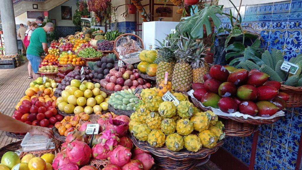 Tržnice s pithayou, mango, ananas a další ovoce