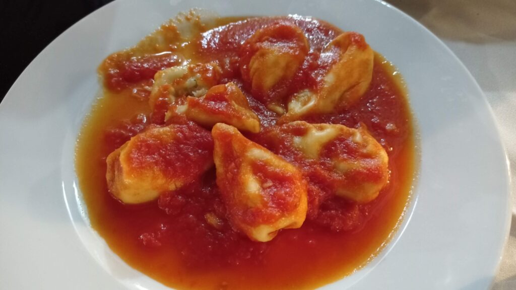 těstoviny culurgiones s rajčatovou omáčkou