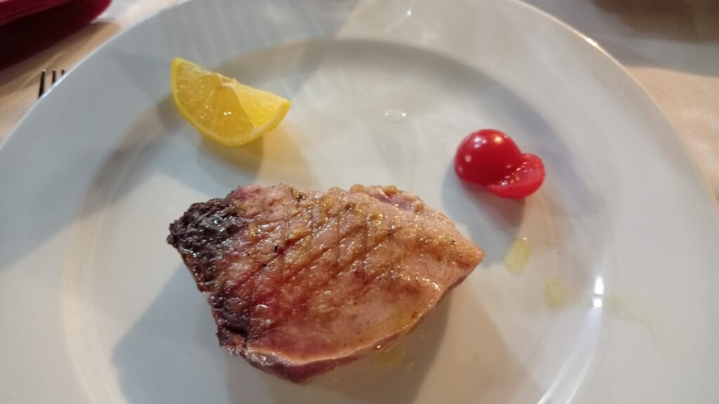 Steak z tuňáka, citrón a cherry rajčátkem