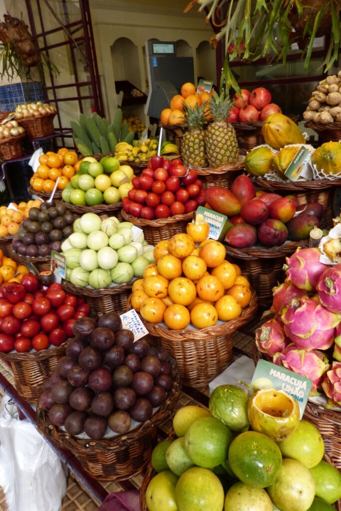 Tržnice s ovocem - ananas, maracuja, pepino