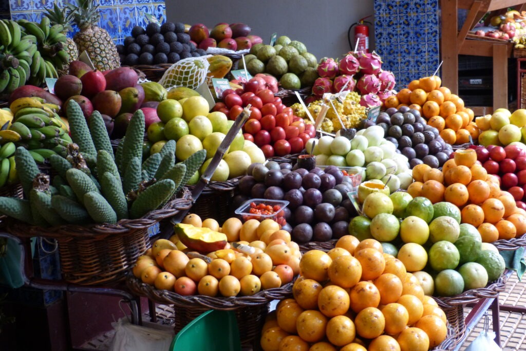 Tržnice ve Funchalu s ovocem monstera, maracuja, mango