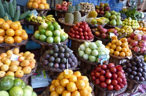 Tržnice ve Funchalu s různými druhy ovoce maracuja, ananas, anona, pithaya, papaya