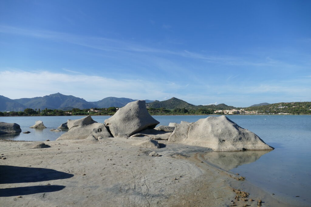 Laguna a skalní útvary na břehu