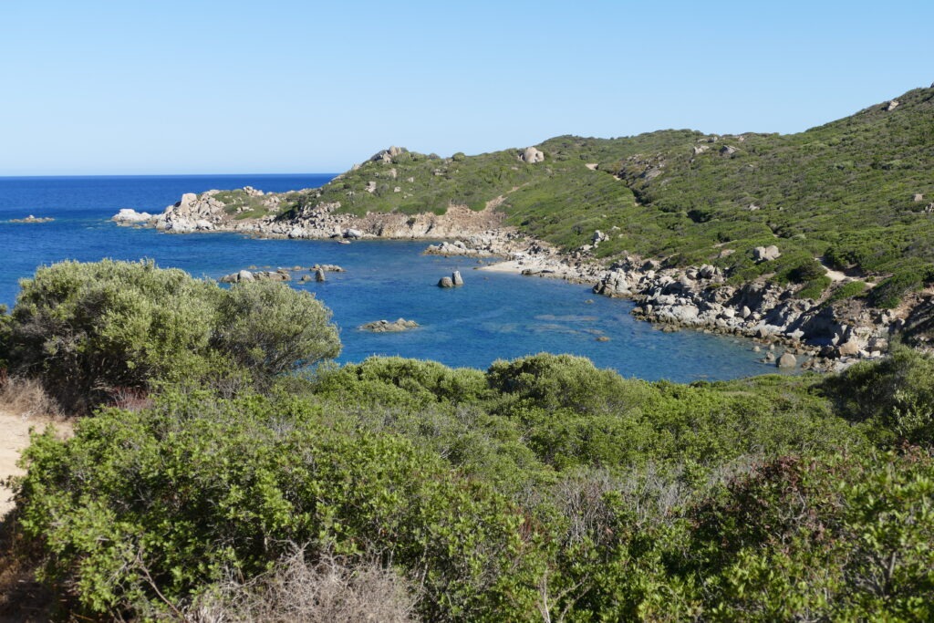 Zátoka s tyrkysovým mořem na Sardinii