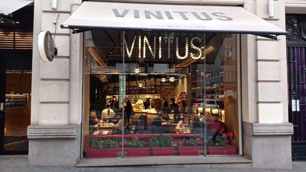 Výloha restaurace Vinitus