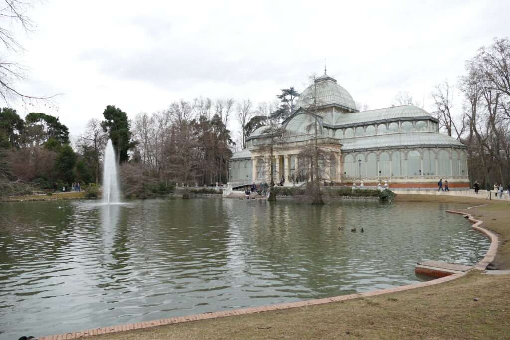 Jezero a palác uprostřed parku