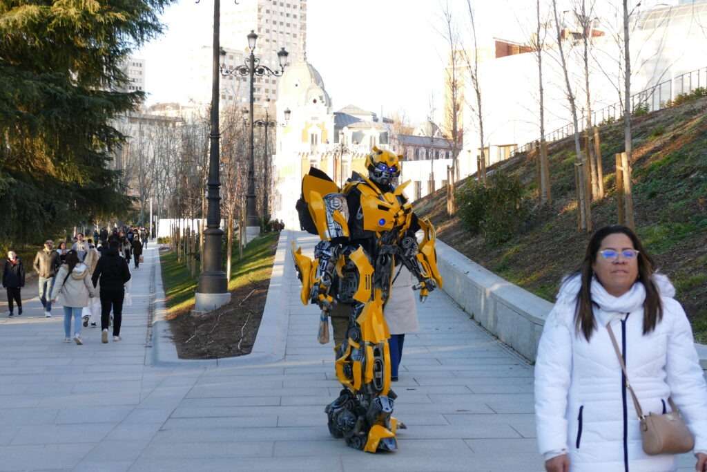 žlutý robot transformers
