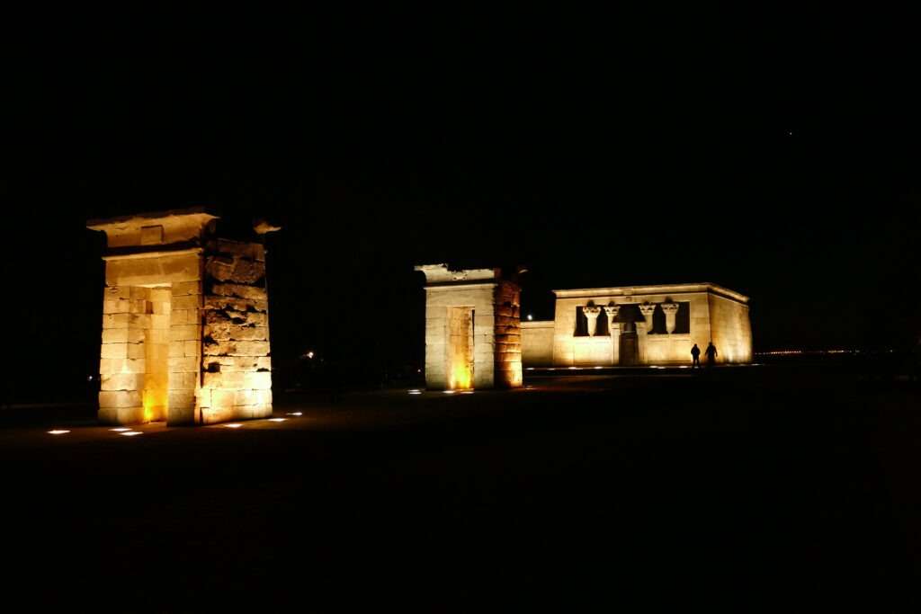 Osvětlený egyptský chrám po tmě