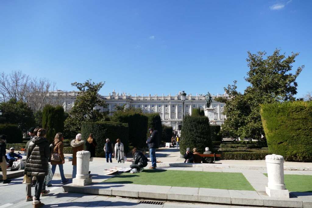 Park u budovy královského paláce