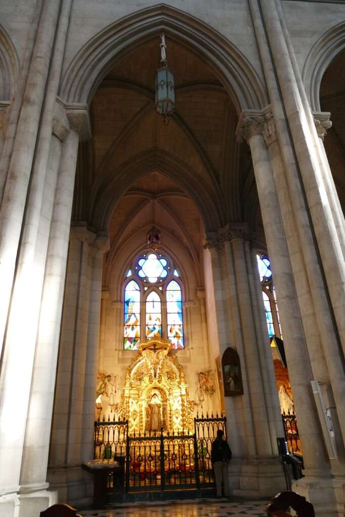 uvnitř katedrály