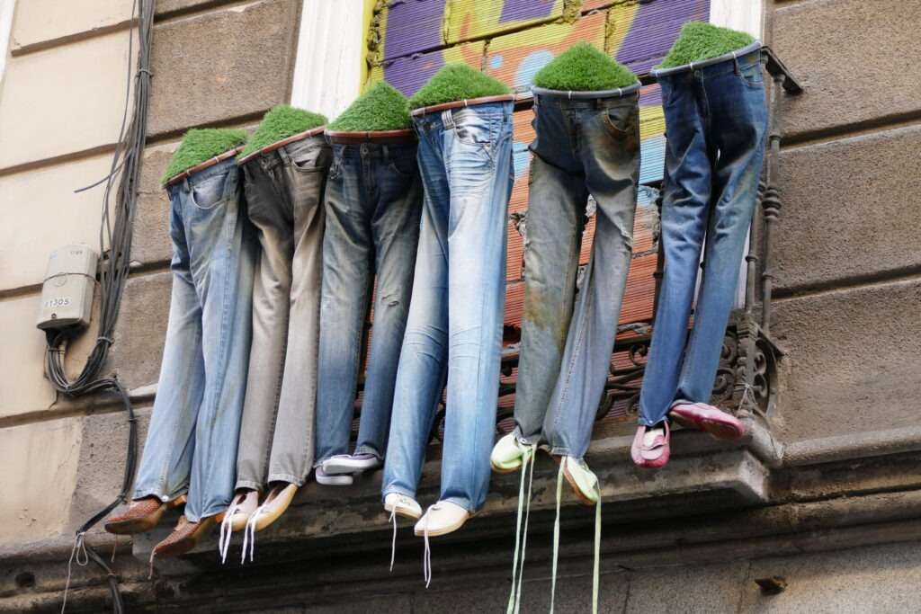 Květináče pod kterými jsou zavěšené džíny s botami