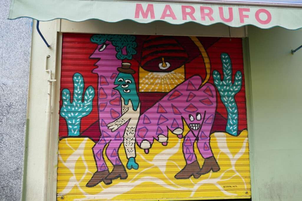 Street art - barevná malba na kovových vratech