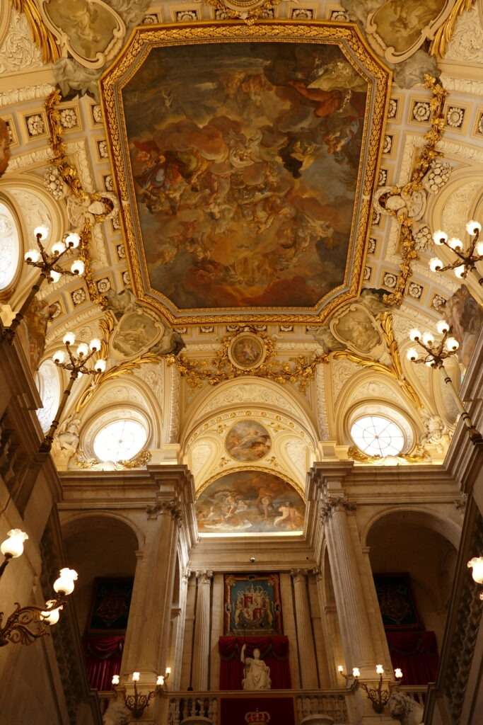 Bohatě zdobený strop královského paláce