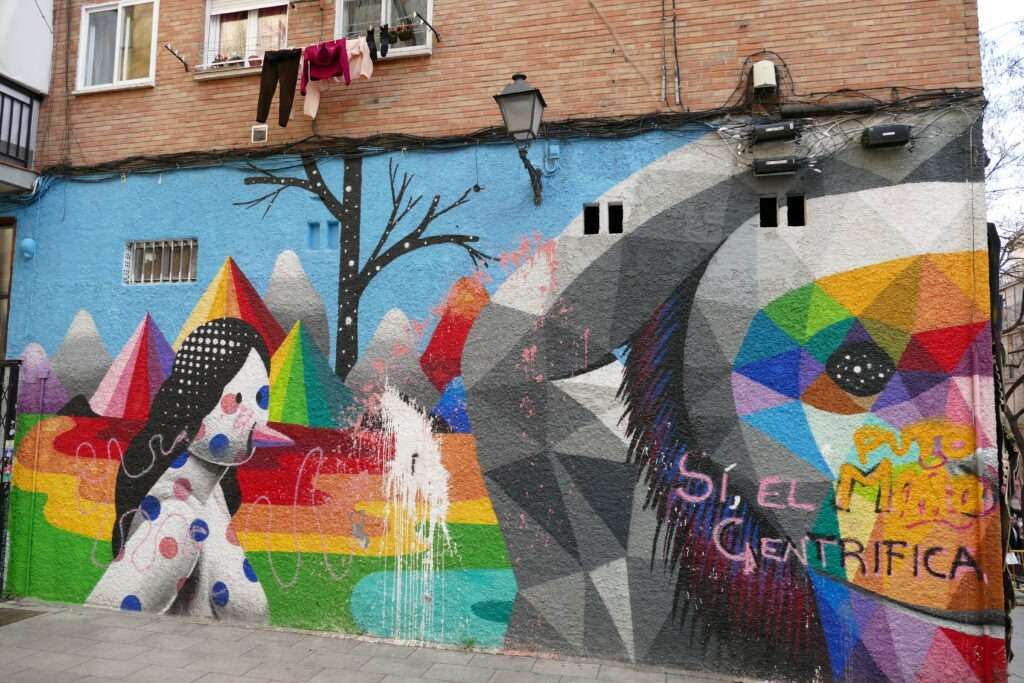 Street art barevně pomalovaná zeď
