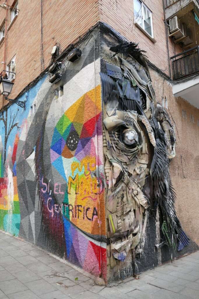 Street art roh ulice s vyobrazením opice