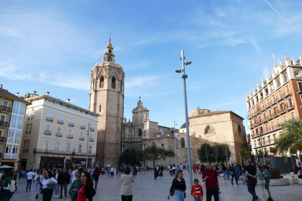Náměstí ve Valencii s katedrálou a věží