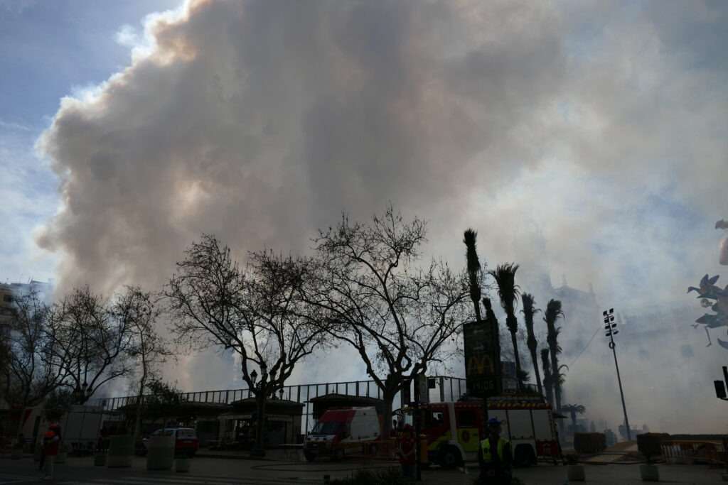 Kouřový oblak z petard na valencijském náměstí