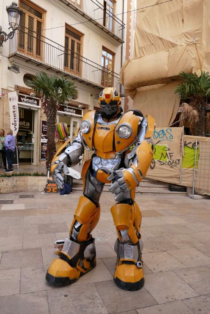 Člověk převlečený za robota transformers v ulicích Valencie