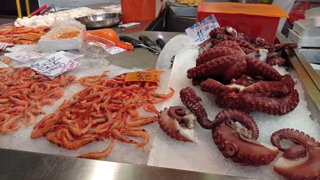Stánek s krevetami a chapadla chobotnice