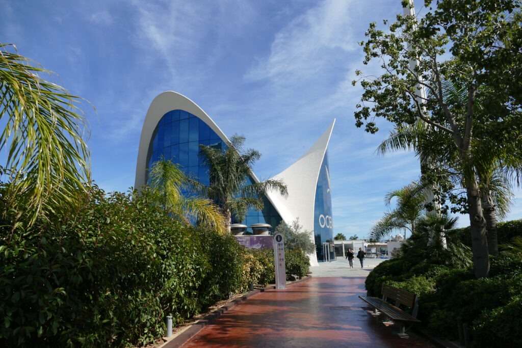 Moderní budova, zeleň a chodník