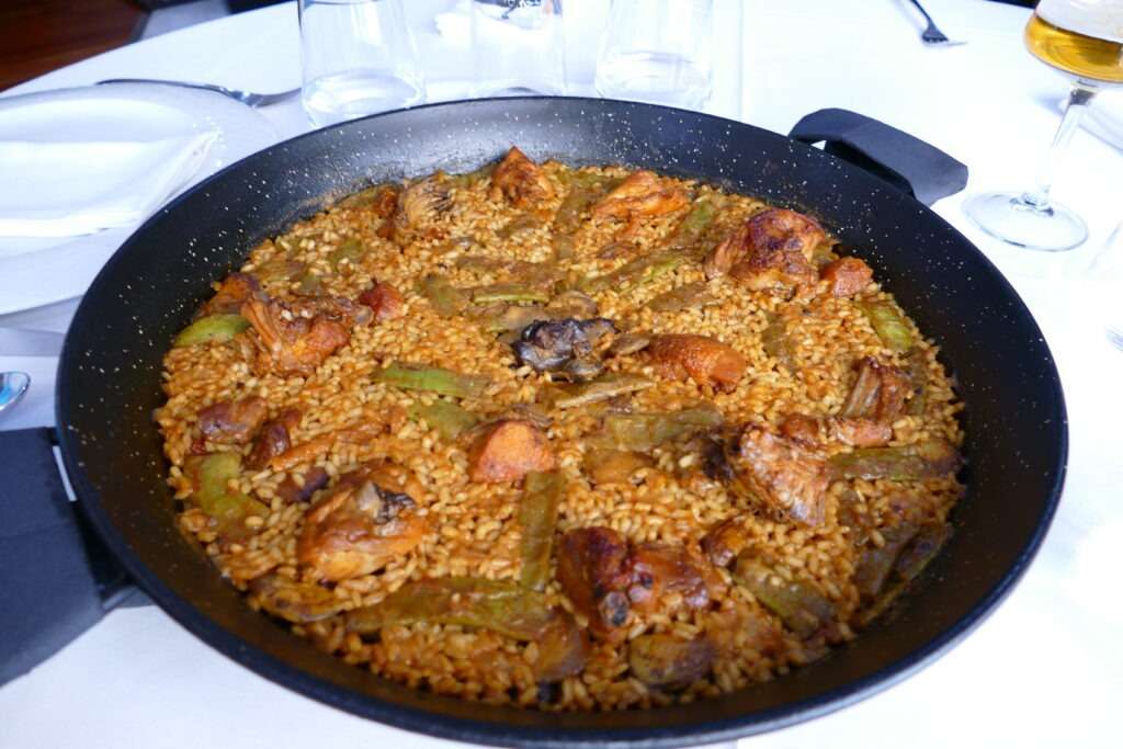 Paella - rýže s kuřetem a fazolkami