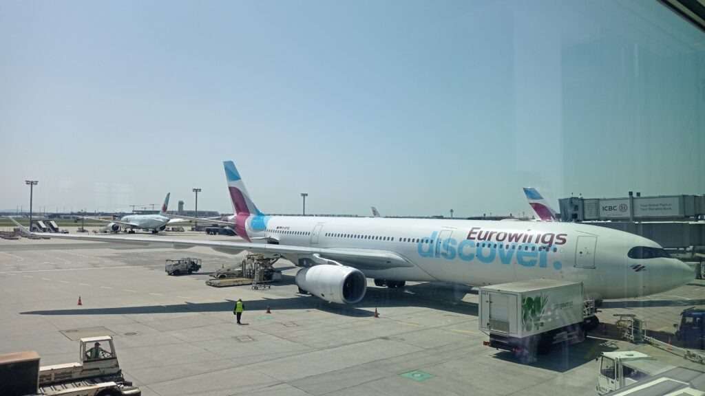 Letadlo na letišti od společnosti Eurowings Discover