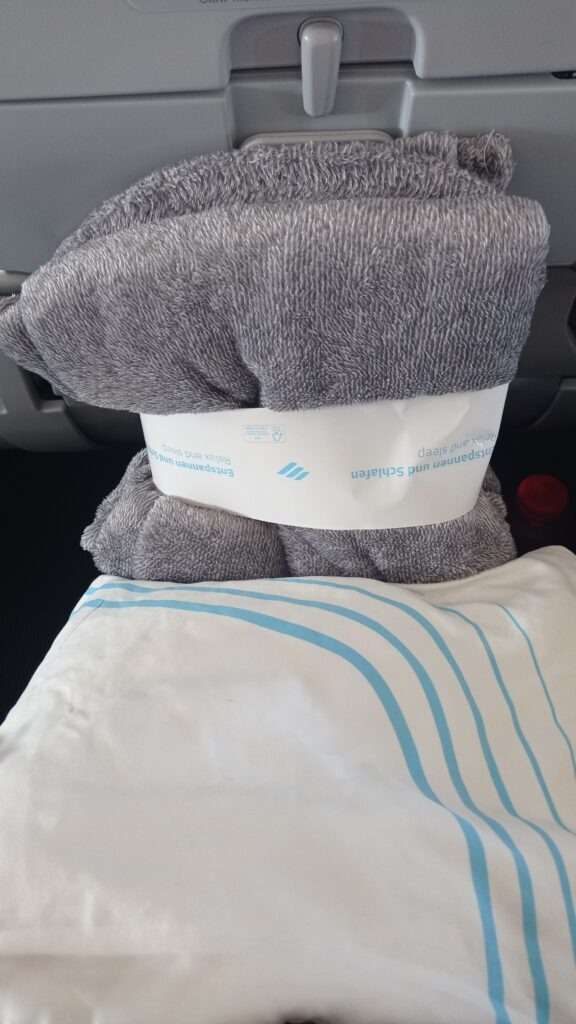 Polštářek a deka v letadle