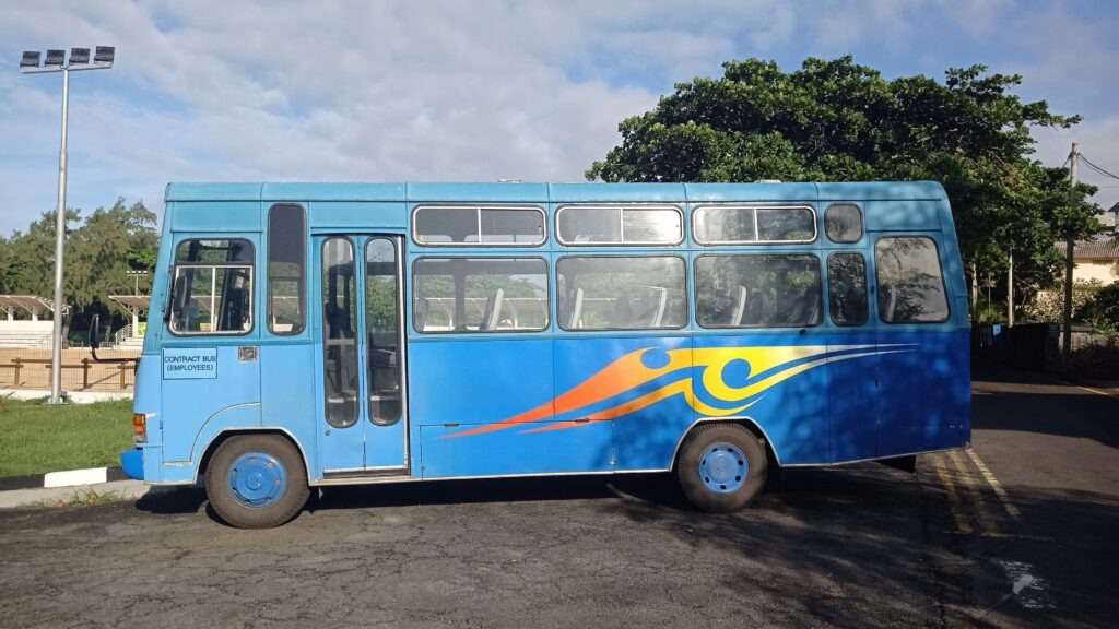 Starý autobus modré barvy
