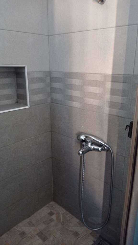 Sprchový kout s šedými kachlíky