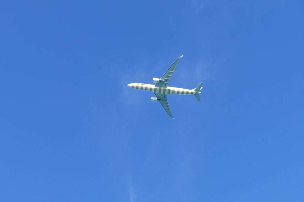 Modrá obloha s pruhovaným letadlem Condor