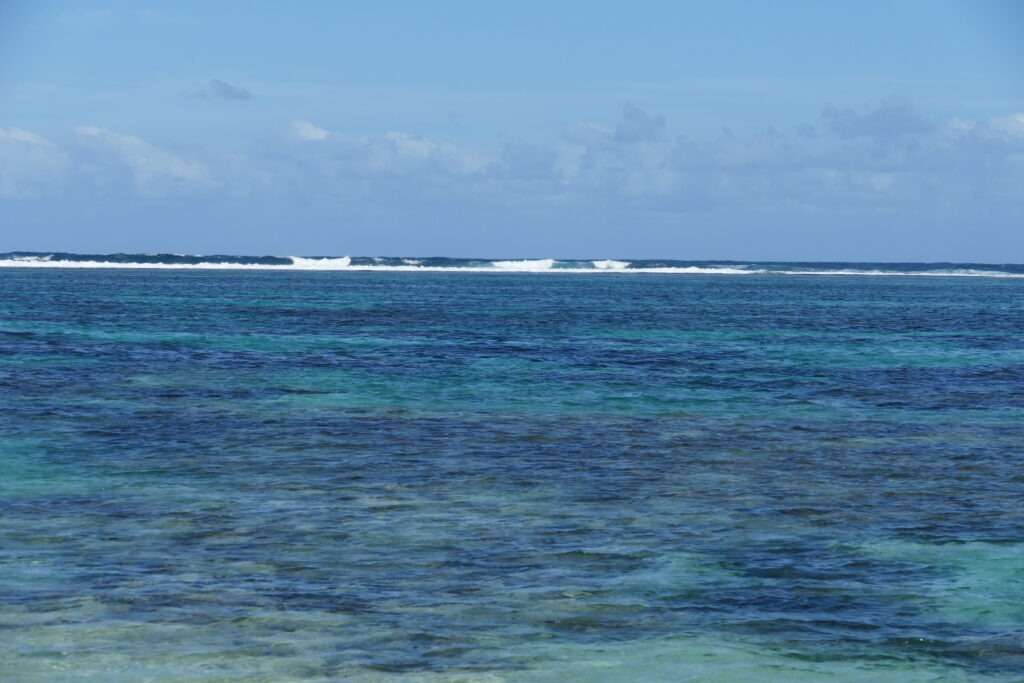 Modré tyrkysové moře s vlnkami na obzoru