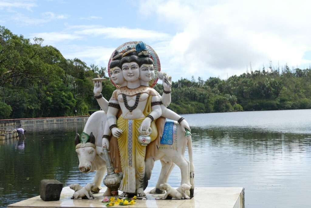 Hinduistická socha u jezera