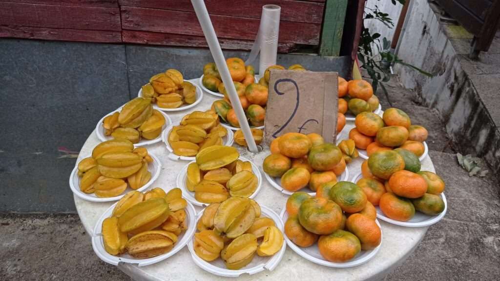karambola a mandarinky na bílých platových táccích