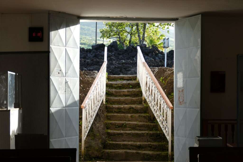 Dveře ven z kostela a schody