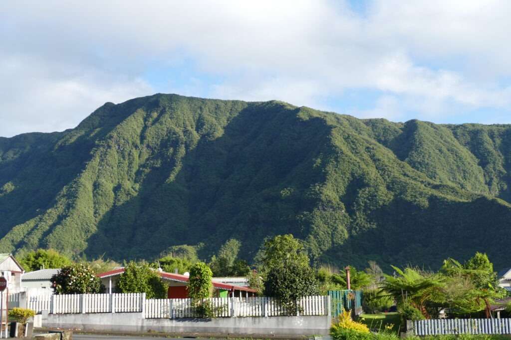 Pohled z vesničky na zelené hory