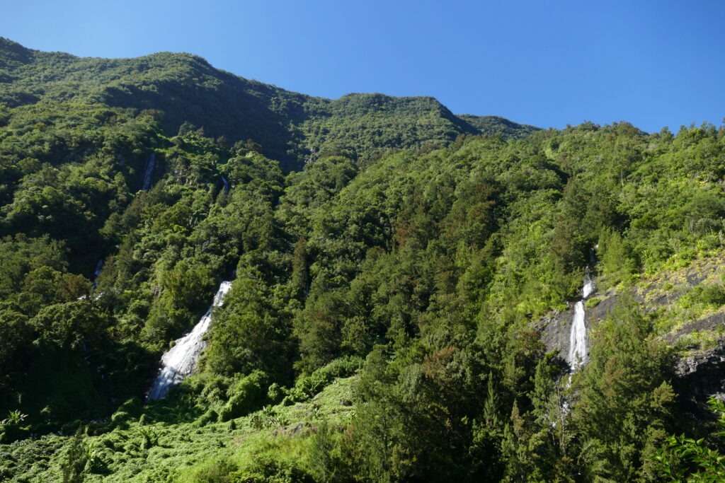 Vodopády uprostřed zelených hor