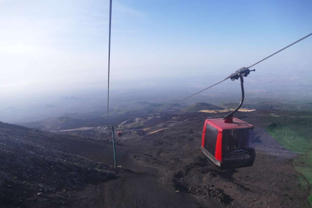 Lanovka jedoucí na sopku