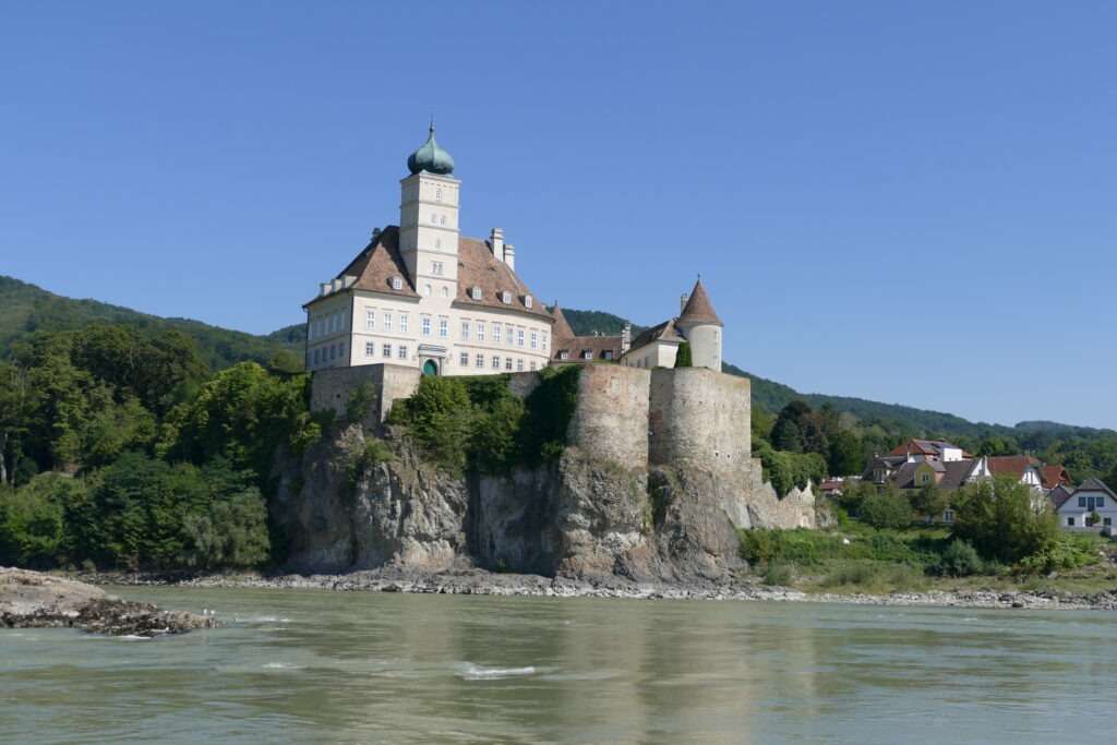 Pohled z lodi na řeku a hrad