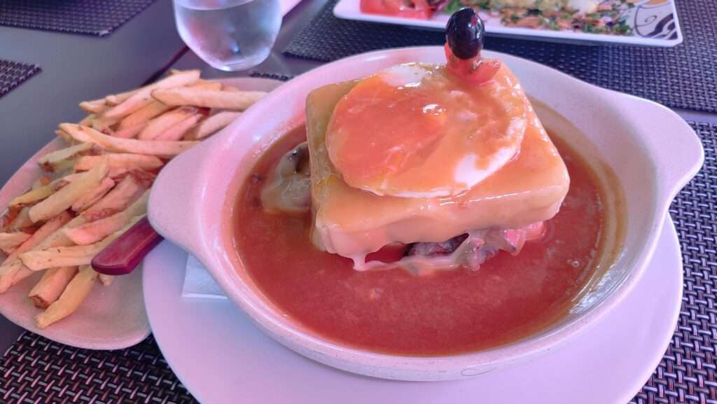 Francesinha - portugalské jídlo z toustu , masa a omáčka s hranolkami