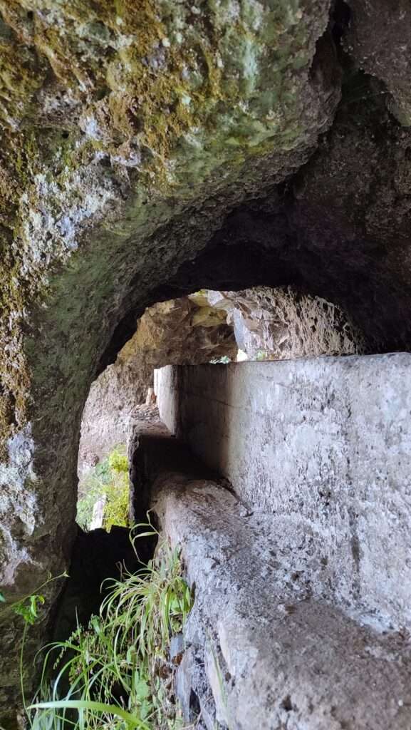 Tunel ve skále a betonový chodník levády