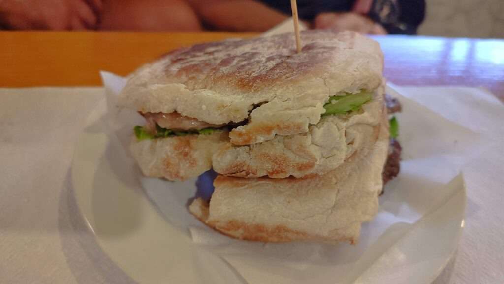 Sandwich z madeirského pečiva bolo do caco