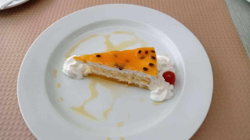 mango mousse na bílém talíři