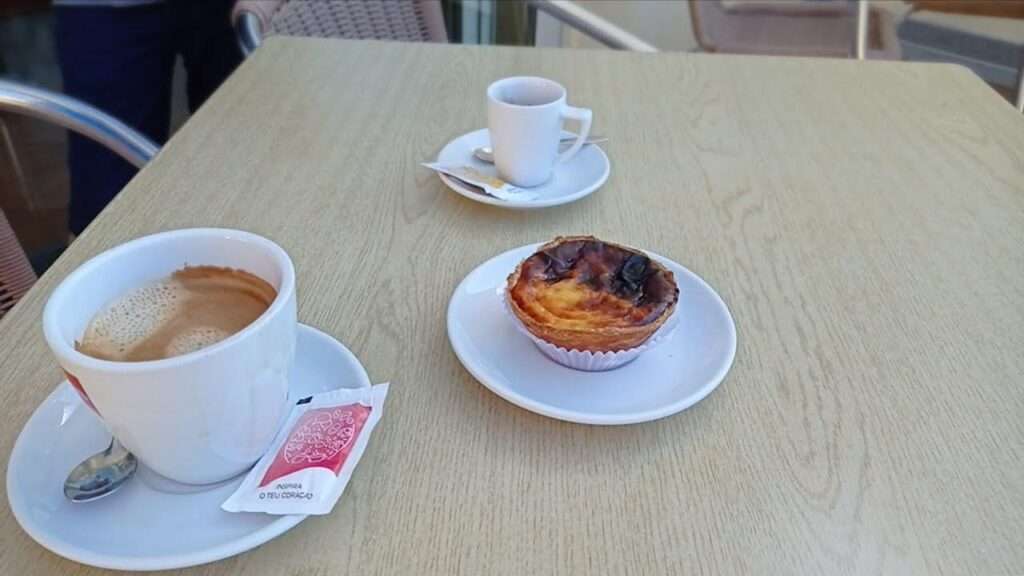 Pastel de nata a kafe na stole