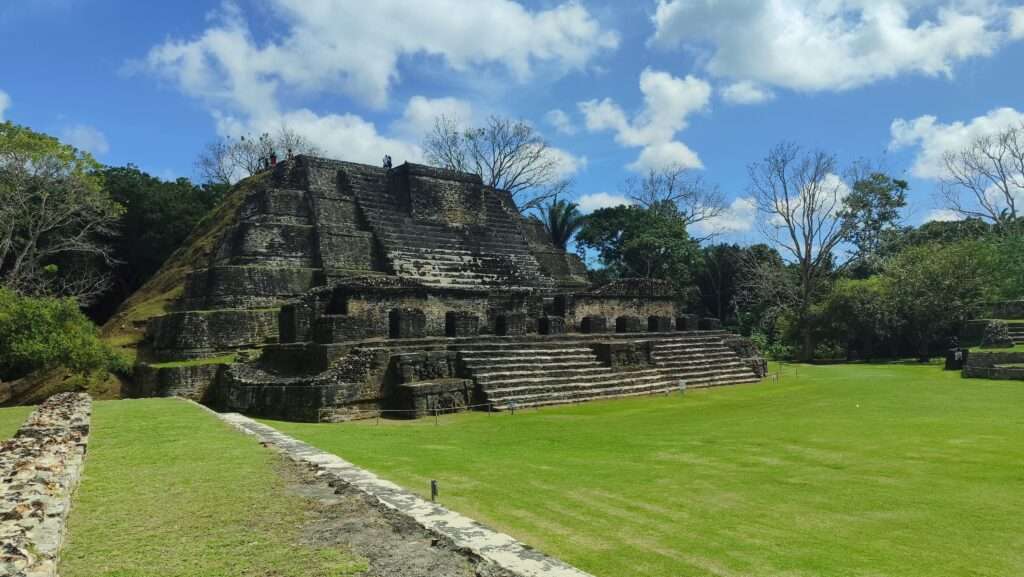 část mayského naleziště s pyramidou