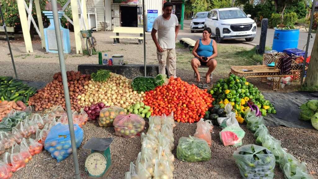 Pouliční trh a místní obyvatelé v belizské vesnici