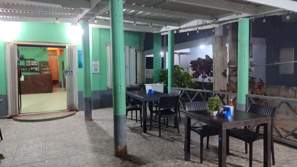 Jednoduchá restaurace pro místní obyvatele v Belize