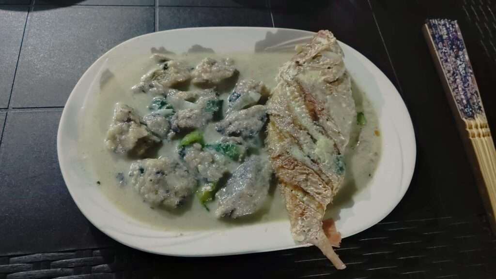 Ryba s omáčkou a rýží v místní restauraci